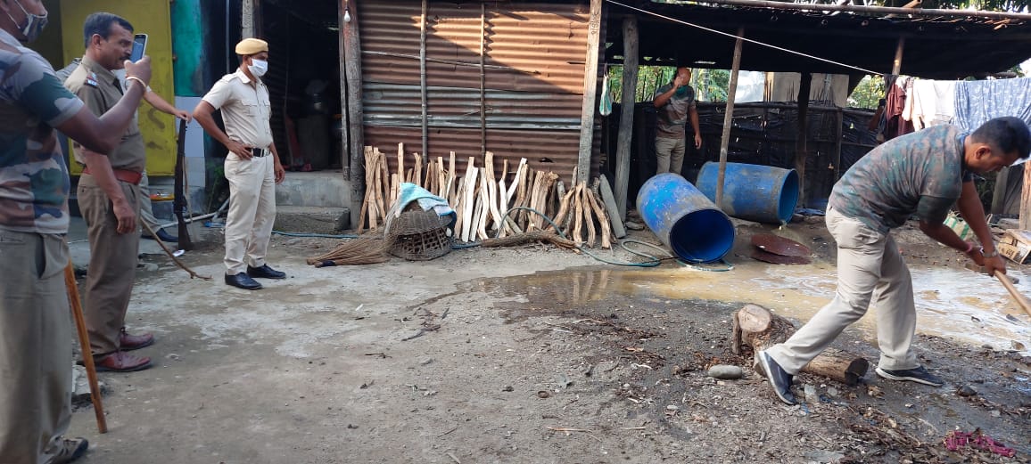 नक्सलबाड़ी थाना तथा आबकारी विभाग ने विभिन्न इलाकों में संयुक्त अभियान चलाकर बनाए गए देशी शराब को नष्ट किया