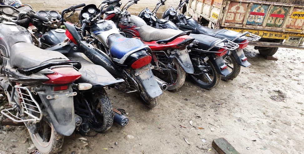 Malda news : चोरी की मोटरसाइकिलों के साथ दो तस्कर गिरफ्तार