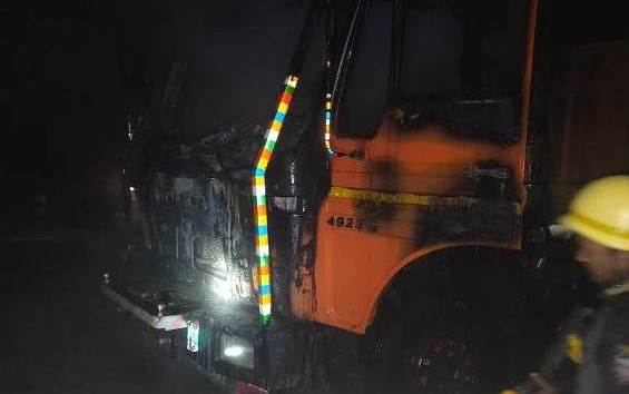 नक्सलबाड़ी थाना अन्तर्गत बंगाईजोत स्थित एशियन हाईवे – 2 पर खड़ा एक ट्रक में अचानक आग लग गई