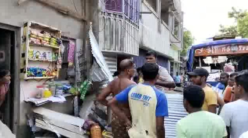 Malda news:ভরদুপুরে নিয়ন্ত্রণ হারিয়ে একটি বেসরকারি বাসের ধাক্কা  দোকানে, অল্পের জন্য  বাচলো দুই শিশু