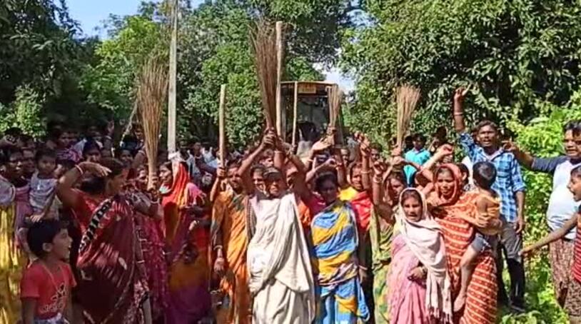 Malda news:রাস্তার বেহাল দশা, গ্রামে ঢোকে না এম্বুলেন্স, প্রতিবাদে বিক্ষোভ গ্রামের মহিলাদের