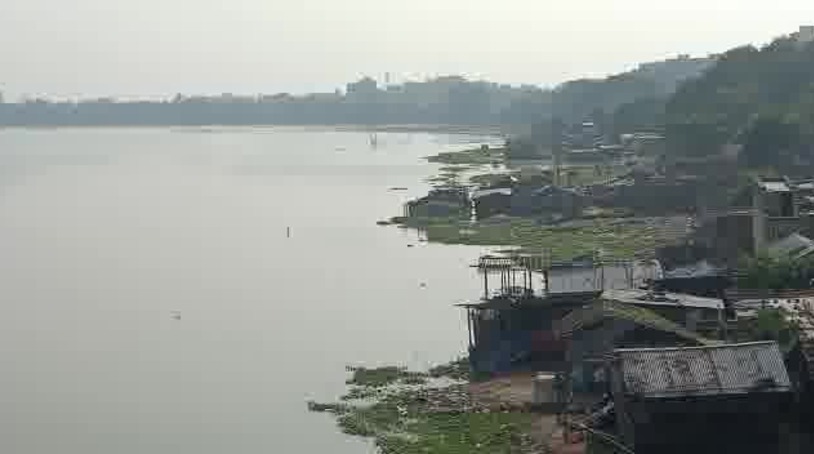 Malda news: জেলা সদরে নদীর জল না কমায় চিন্তিত ছট পুণ্যার্থীরা