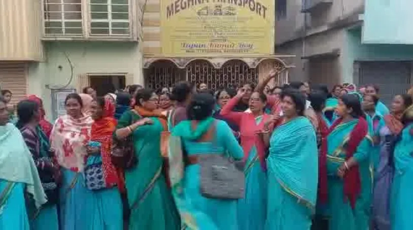 Murshidabad news:আবাস যোজনার কাজ করতে নারাজ অঙ্গনওয়াড়ি কর্মীরা, ডেপুটশন বিডিও ও আইসিডিএস অফিসে