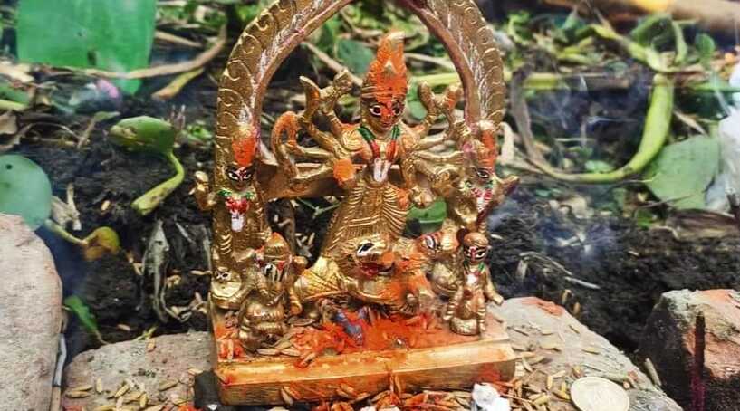 Malda news:সোনালী প্রাচীন দুর্গা প্রতিমা উদ্ধার কে ঘিরে মানিকচকে সোরগোল, শুরু হয়ে গেল পূজা