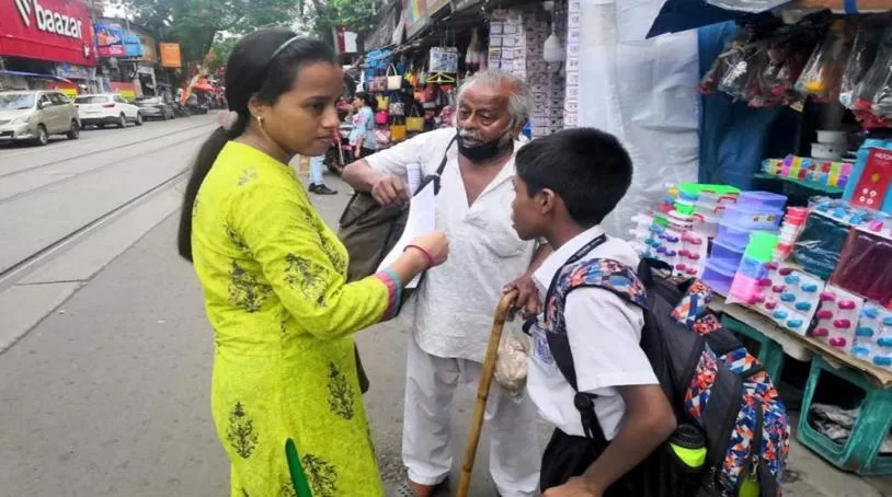 kolkata news: শিশুদের ইংরেজির ভীতি কাটাতে লিফলেট বিলি ‘বাদাম দাদু’র