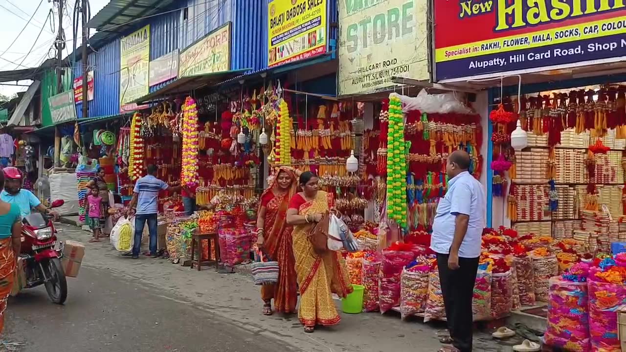 Siliguri news:রাখি উৎসবের দেরি থাকলেও রং-বেরংয়ের রাখিতে  সেজেছে হকার্স কর্নার বাজার