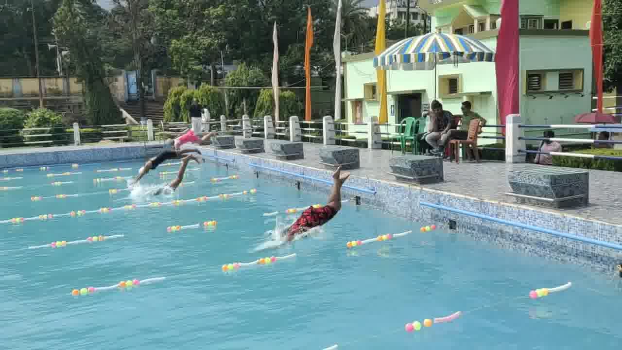 Swimming Competition:জেলা পর্যায়ের সন্তরণ প্রতিযোগিতা মালদা জেলা ক্রীড়া সংস্থার সুইমিংপুলে