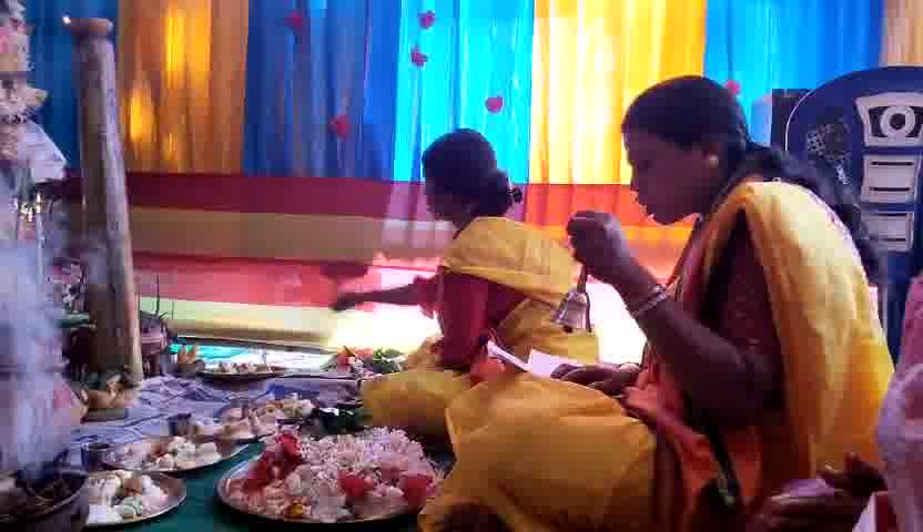 Durga Puja 2023: চিরাচরিত প্রথা ভেঙে মহিলা পুরোহিত দিয়ে মালদহে দুর্গাপুজো, পুজোটাই সামলাচ্ছেন নন্দিনীরা