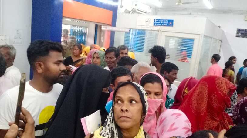 Murshidabad News:ঈদের প্রাক্কালে ব্যাংকের জমানো টাকা তুলতে গিয়ে সমস্যায় গ্রাহকরা
