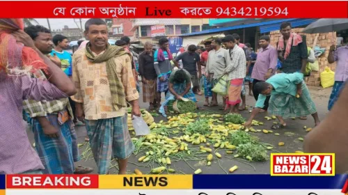 বহরমপুর রাজ্য সড়কে পটল-শশা-লাফা ছড়িয়ে দিয়ে বিক্ষোভ চাষিদের